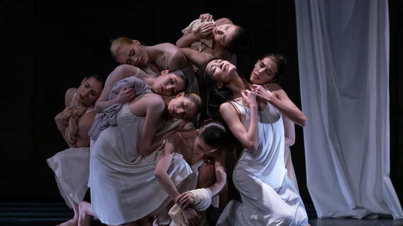 Und immer wieder formierte sich das Corps de Ballet  zu Bewegungschören, die die Weichheit und Eleganz der genialen weißen Bilder à la „Schwanensee“ modern weiterentwickelten.