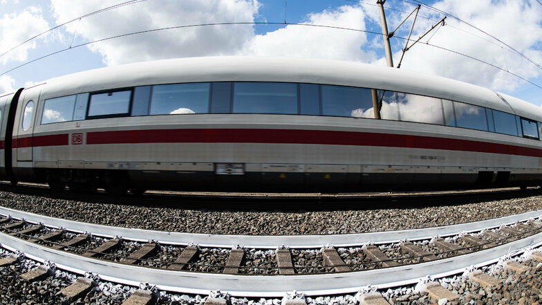 Ein ICE der Deutschen Bahn soll in ein paar Jahren zwischen Zeithain und Leckwitz mit 200 km/h unterwegs sein.