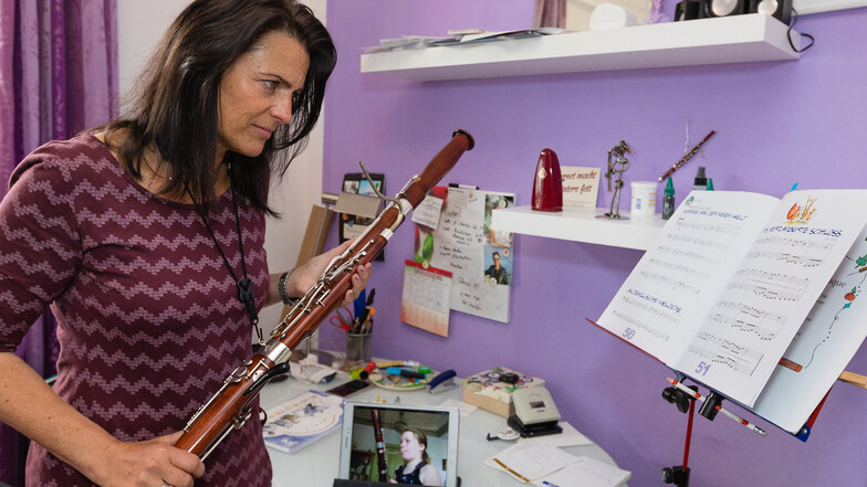 Volle Konzentration auch über die Distanz: Musiklehrerin Berit Chahbani verfolgt via Tablet und Noten wie ihre Schülerin Senta Kruppa daheim in Heidenau vorm Laptop musiziert.