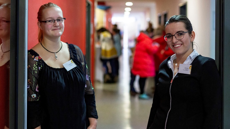 Die angehende Erzieherin Lea Pfennig (links) und BA-Studentin Elisa Rotter berichten den Interessierten über ihren Arbeitsalltag.