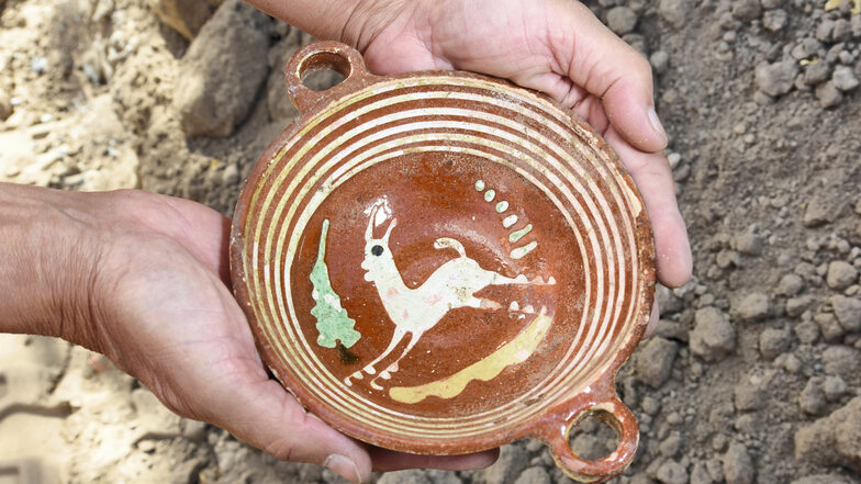 Die Keramikschale ist mehr als 200 Jahre alt und wurde in einer Gruft am Rathausplatz gefunden.
