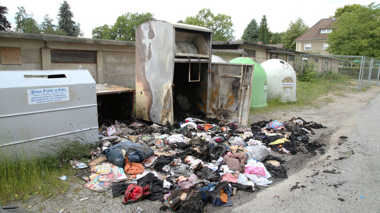 Am Dienstag morgen brannte ein Kleider- und Papiercontainer an der Dr.-Glitsch-Straße in Niesky (Foto).
Erst in der Vorwoche hatte es ein Feuer an den Containern Am Kurzen Haag gegeben.