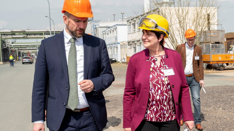 Minister Martin Dulig im Gespräch mit Jutta Matreux, der Betriebsleiterin von Wacker Chemie in Nünchritz. Beide sind sich einig, dass künftig Wasserstoff für die Produktion notwendig wird.