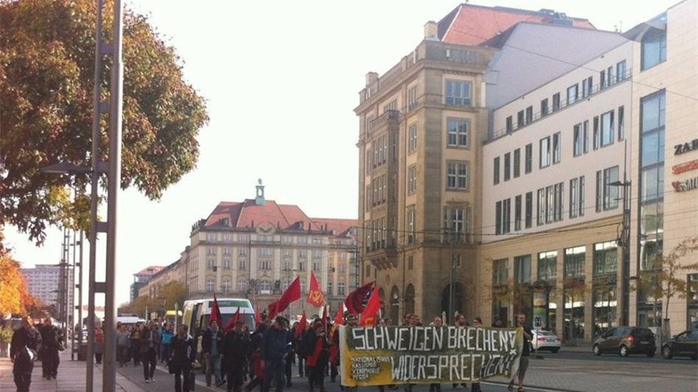 Zum Postplatz führte eine Demonstration des Studentenrats. Etwa 80 Teilnehmer folgten dem Aufruf. Die Demonstration zog schließlich weiter zum Taschenbergpalais.