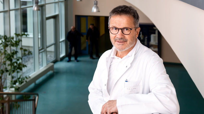Dr. Marc Naupert ist Chefarzt der chirurgischen Klinik im Krankenhaus in Bischofswerda. Er hat jetzt einen offenen Brief geschrieben, weil er die Impfpflicht im Gesundheitswesen, die Mitte März in Kraft tritt, ablehnt.