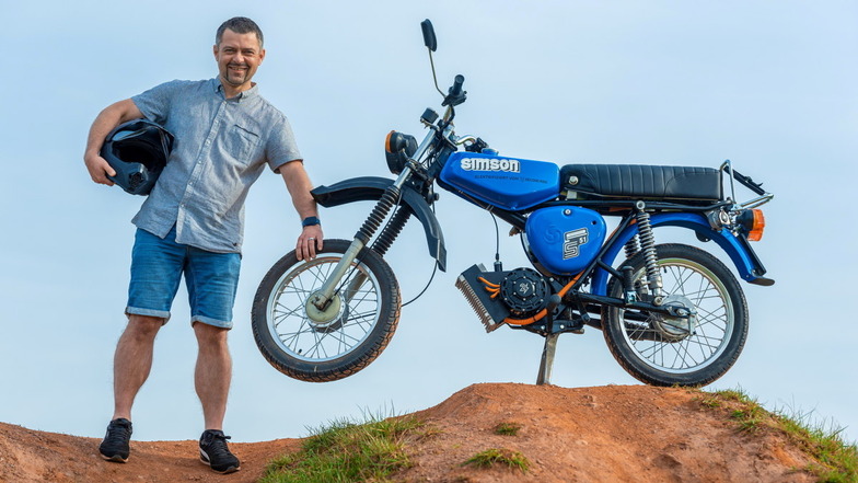 Mount Simson: Fürs Foto hat Sven Deckert sein Moped auf einer BMX-Strecke im heimischen Hartenstein aufgebockt. Der seitlich angebrachte Aufkleber täuscht: Sein Elektro-„Simme“ basiert auf einer S50B.