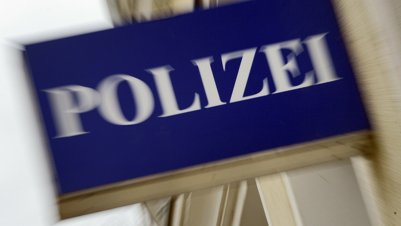 Die Polizei sucht nach einem Jungen, der in einem Wohngebiet in Dresden angefahren worden ist.