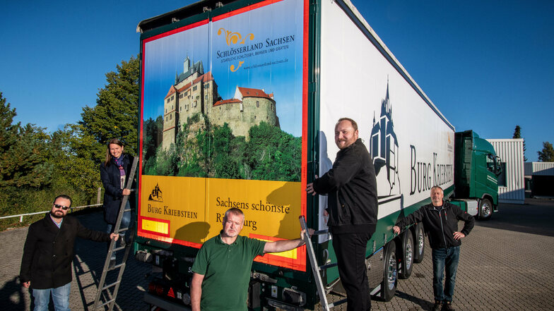 Seit wenigen Tagen fährt ein Sattelschlepper des Erlauer Transportunternehmens Naumann Werbung für die Burg Kriebstein.