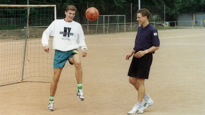 Alexander Zickler (l.) 1993 beim Bolzen mit René Beuchel. Zu seinem
Ex-Dynamo-Kollegen hat der Gladbacher Co-Trainer noch Kontakt.