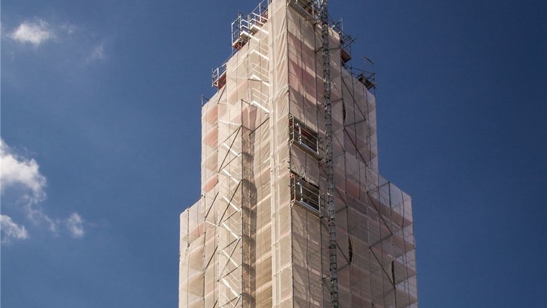27 Etagen hat das Gerüst, das für die Arbeiten am Turm nötig ist.