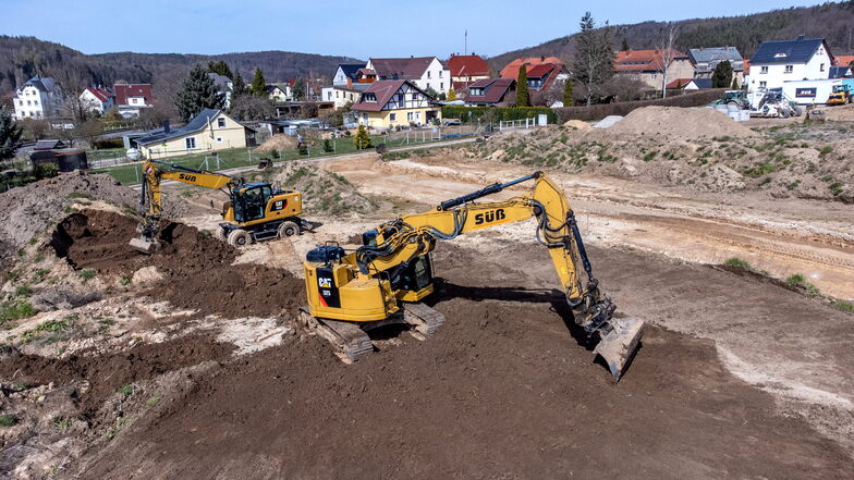 Nachdem im September 2021 der Spatenstich für das Westewitzer Wohngebiet „Am Kirschberg“ erfolgte, haben nun die Erschließungsarbeiten begonnen.