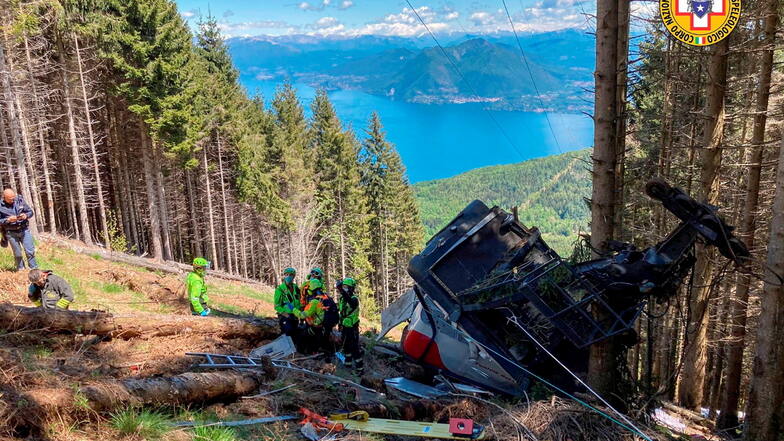 Retter arbeiten am Wrack der Gondel, die in der Nähe des Gipfels der Stresa-Mottarone-Linie in der Region Piemont abstürzt war.