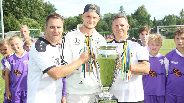 Lukas Mai zu Besuch bei seinen früheren Trainern Sven (l.) und Tobias Guder, die im Dynamo-Nachwuchs gearbeitet haben.