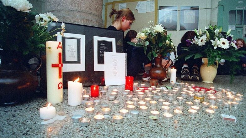 Eine Schülerin des Gymnasiums Franziskaneum in Meißen trauert im November 1999 um die ermordete Lehrerin Sigrun Leuteritz, die nur 44 Jahre alt wurde.
