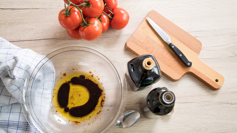 Öl, Essig, vielleicht noch etwas Senf und Honig: Ein selbst gemachtes Salatdressing macht wenig Arbeit.
