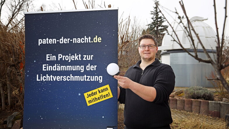 Sven Schöne auf dem Gelände der Volkssternwarte Riesa. Von hier soll Ende April eine Nachtwanderung starten - um auf Lichtverschmutzung aufmerksam zu machen.