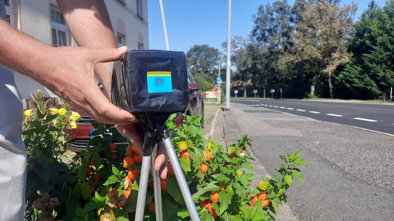 Immer mal wieder steht der falsche Blitzer an der Leipziger Straße. Die Familie Hasenwinkel will damit erreichen, dass sich die Fahrer an die vorgegebene Geschwindigkeitsbegrenzung von 30 Kilometern pro Stunde halten.