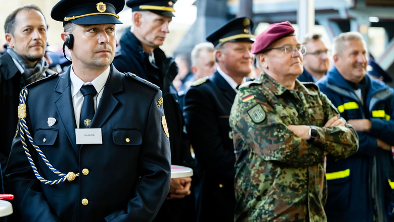 Nicht nur an Feuerwehrleute richtete sich das Fest gedacht. Auch Einsatzkräfte der Bundeswehr, Bundespolizei, des Technischen Hilfswerks, ASB und DRK, von Johannitern und Maltesern gehörten zu den Gästen.