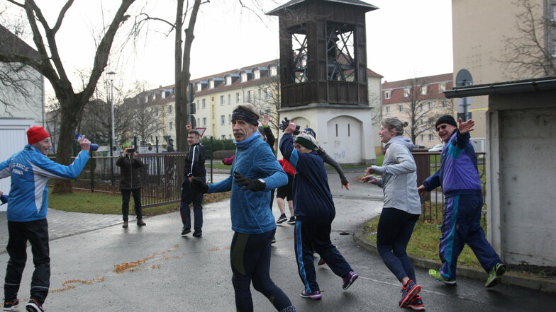 Treff unweit des Glockenturms: Einige der Heidenauer Neujahrsläufer, die sich mehr oder weniger spontan in mehr oder weniger kleinen Gruppen trafen.