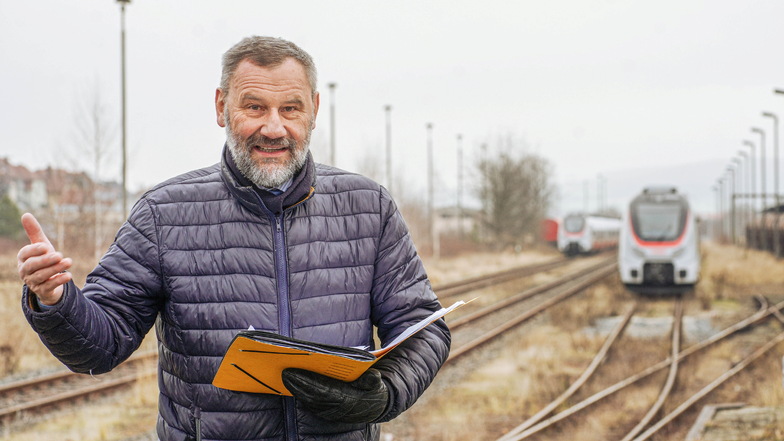Bereits Anfang 2022 mahnte der Bautzener Landtagsabgeordnete Marko Schiemann (CDU), im Lausitzer Strukturwandel auf neue Jobs in der Industrie zu setzen. Zudem drängt er auf die Elektrifizierung der Bahnstrecke Dresden-Görlitz.