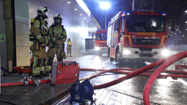 Die Feuerwehr musste mit Atemschutz ins Gebäude vorrücken, um den Brandherd ausfindig zu machen.