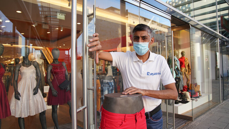 Kumar Vinod bereit die Öffnung seines Geschäftes "Ragazzi" an der Prager Straße vor.