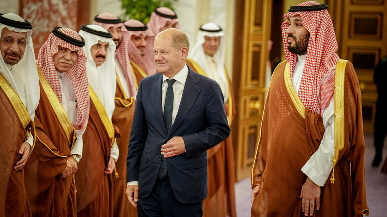 Bundeskanzler Olaf Scholz (M, SPD) wird vom Kronprinzen des Königreichs Saudi-Arabien Mohammed bin Salman al-Saud (r) und einer Delegation im Al-Salam-Palast empfangen. Neben Saudi-Arabien besucht der Kanzler die Vereinigten Arabischen Emirate und Katar.