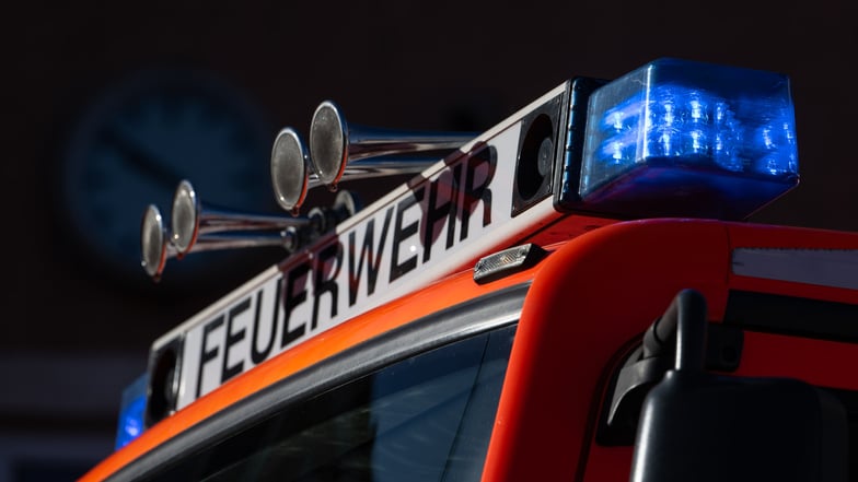 Die Feuerwehr musste in der Nacht in Leipzig zum Brand eines Autos ausrücken.