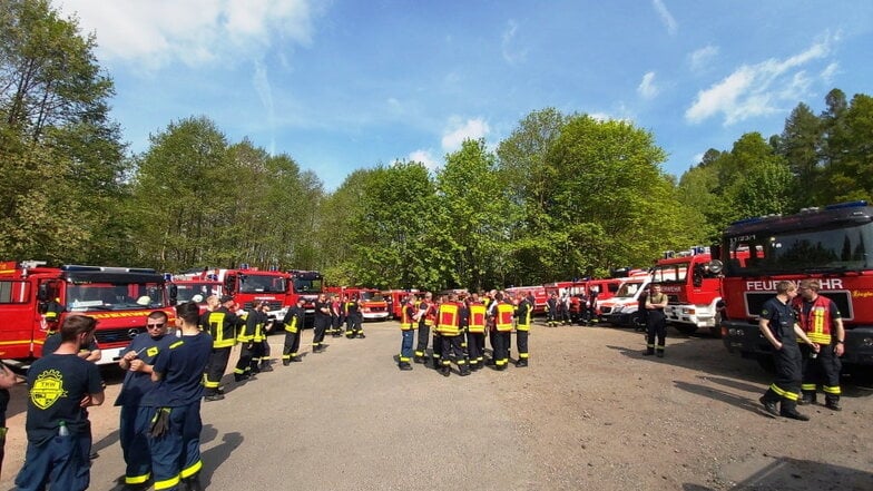 Es war ein riesiges Unternehmen, als rund 140 Helfer in der Dippser Heide am Wochenende neue Technik und neue Vorgehensweise gegen Waldbrände unter Explosionsgefahr geübt haben.