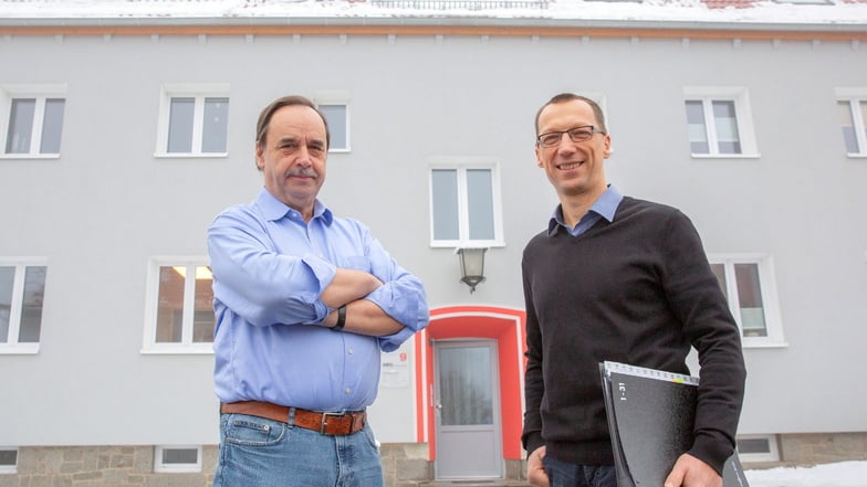 Der alte und der neue Geschäftsführer: Matthias Mietzsch (l.) war 30 Jahre lang Chef der Städtischen Wohnungsgesellschaft Pulsnitz. Nun führt Mike Herzog das Unternehmen.