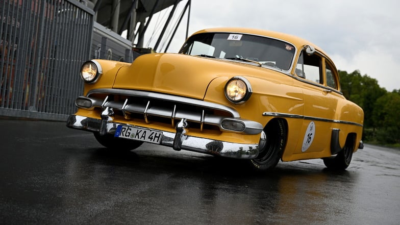 Chevrolet Bel Air, Baujahr 1954, mit Fahrer André Klotz und Beifahrerin Madeleine Röthig.