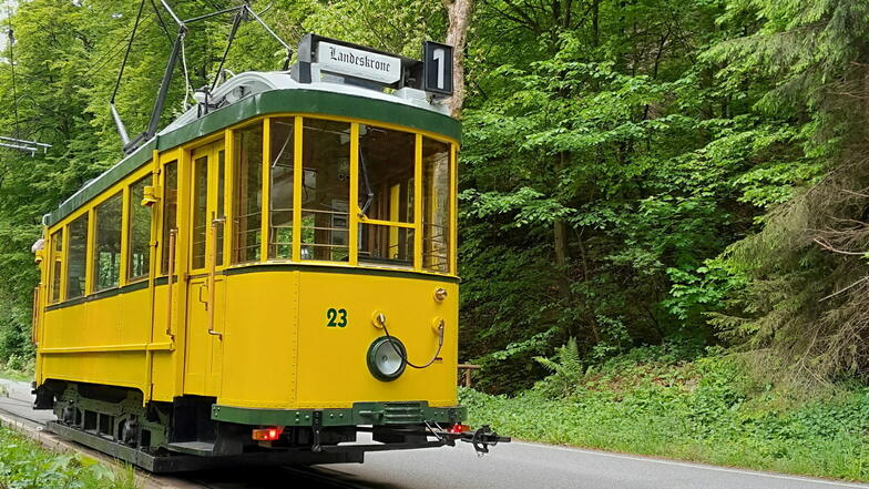 Der Triebwagen 23 aus Görlitz entspricht den beiden am 27. Juli 1927 verbrannten Triebwagen 8 und 9 der Kirnitzschtalbahn.