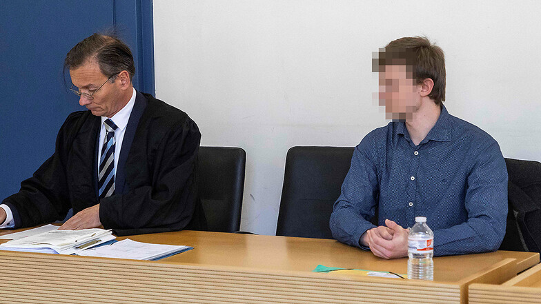 Der Großenhainer Graffitischmierer (r.) mit seinem Anwalt vor dem Jugendschöffengericht in Riesa.