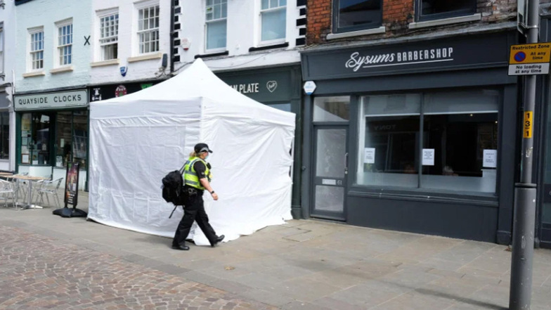 Die britische Polizei sucht im Keller eines Cafés nach der 1968 verschwundenen, damals 15-jährigen  Mary Bastholm.