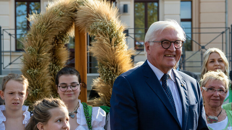 Jedes Jahr erhält der Bundespräsident vom Deutschen Bauernverband eine Erntekrone überreicht. Im letzten Jahr war er in Ribbeck im Havelland zu Gast.