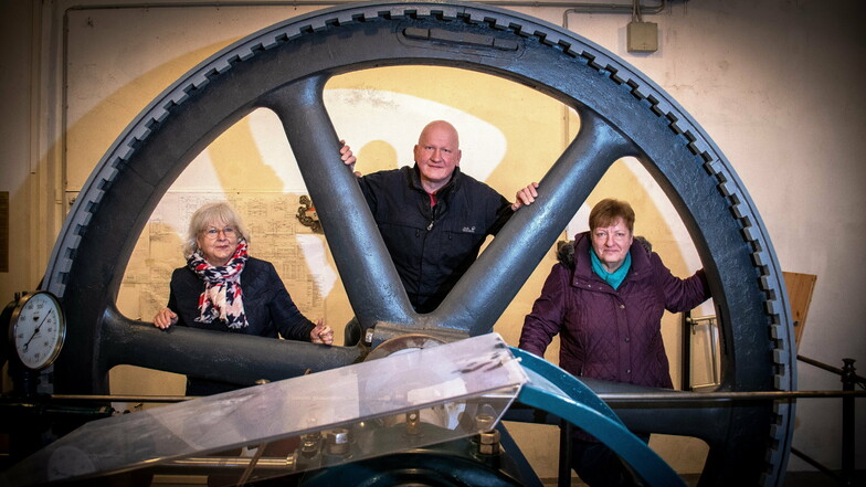 Der Dampfmaschinenverein Roßwein hat einen neuen Vorstand. Um die Pflege der Tradition kümmern sich sieben Vorstandsmitglieder, an der Spitze Enrico Korth (Mitte) Karin Winkler (links) und Karin Becker.