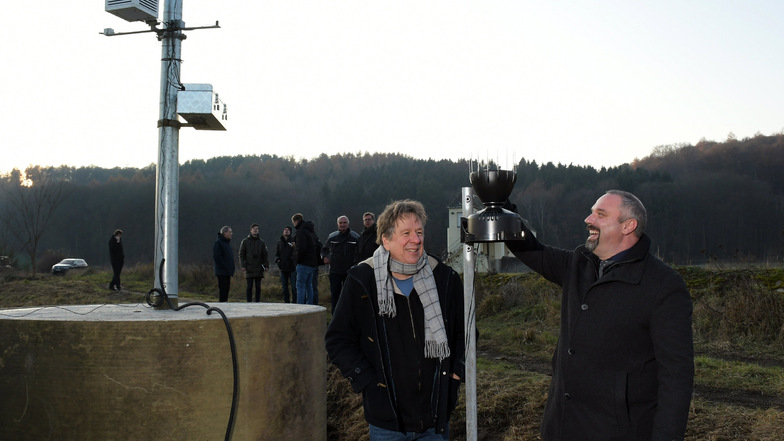 Deutschlands bekanntester Wetterexperte Jörg Kachelmann (vorn links) hat gemeinsam mit Landwirt Torsten Krawczyk die deutschlandweit bislang einzige autarke Wetterstation am Muldeufer in Betrieb genommen.