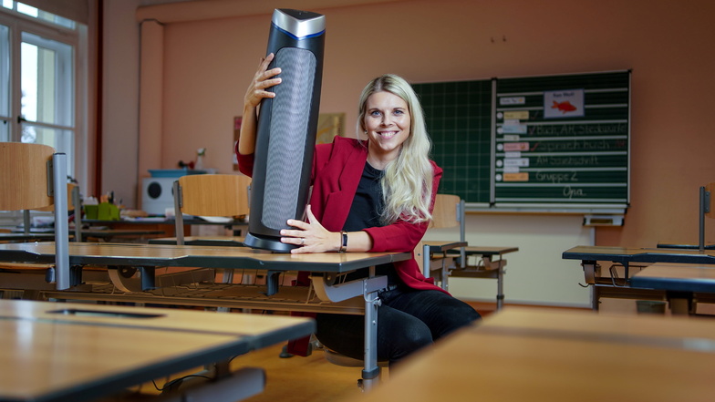 Alexandra Baumgärtel, Schulleiterin der Grundschule Liegau-Augustusbad, konnte in allen Klassenräumen besondere Luftfilter aufstellen.