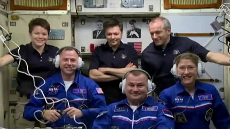 Die von der US-Raumfahrtbehörde NASA zur Verfügung gestellte Aufnahme zeigt die US-Astronauten Nick Hague (vorne l) und Christina Hammock Koch (vorne r) sowie den Kosmonauten Alexei Owtschinin (vorne M) aus Russland nach ihrer Ankunft auf der Internationa