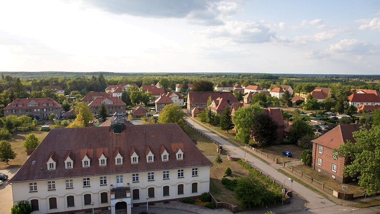 Im Bild zu sehen: Kulturhaus Laubusch mit Teilen der Gartenstadt Erika im Lautaer Ortsteil Laubusch.