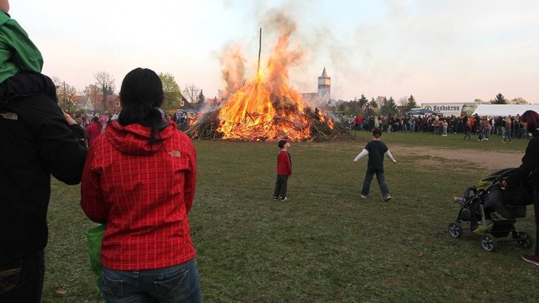 Auch die Nieskyer feierten die letzte Aprilnacht ausgiebig bei einem traditionellen Hexenfeuer - auf dem Sportplatz an der Rosenstraße.