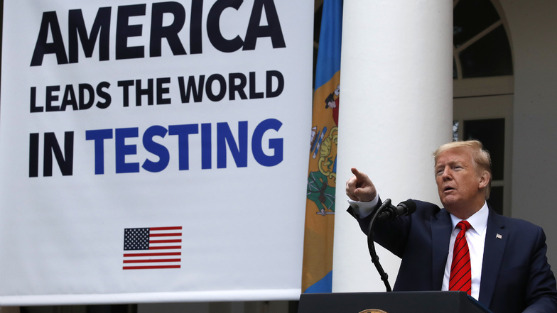 Donald Trump bei einer Rede zur Lage der Covid-19-Pandemie im Rosengarten des Weißen Hauses. Die Botschaft auf dem Plakat: Amerika ist weltweit führend bei Corona-Tests.