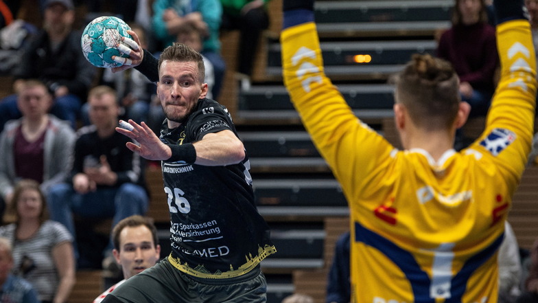 So frei kamen die Dresdner Handball-Profis um Co-Kapitän Marek Vanco (l.) häufig zum Abschluss, doch Petros Boukovinas (r.) hatte zu häufig die Hände am Ball.