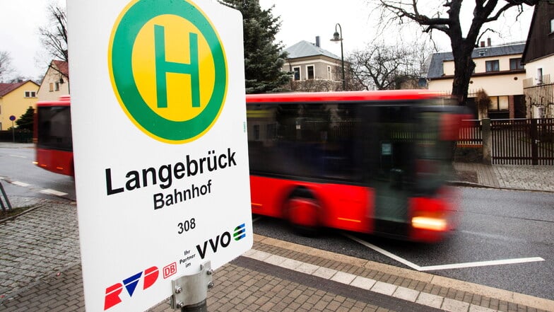 Noch fahren die Busse der Linie 308. Allerdings sind ihre Tage gezählt. Nur noch bis Ende des Jahres sind sie zwischen Radeberg, Langebrück, Klotzsche und Radeburg unterwegs. Dann verkehrt die Linie 78 auf Teilen der Strecke.