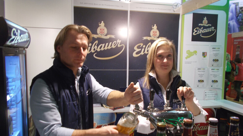Carola Dellbrügge und Falko Müller hatten am Stand der Eibauer Privatbrauerei alle Hände voll zu tun.