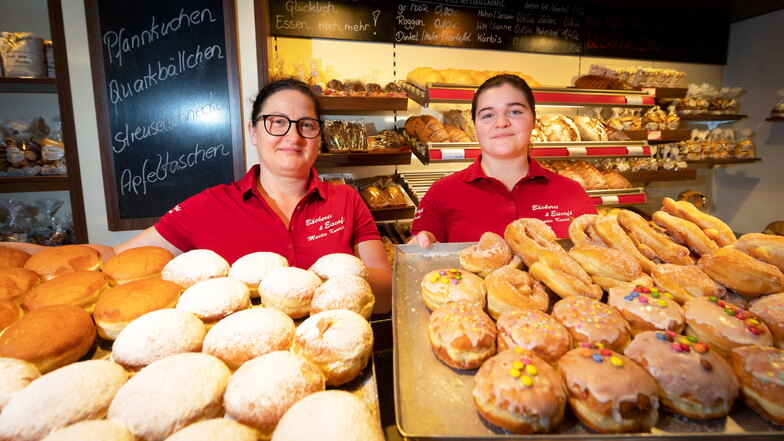 Anita Kunath und Lehrling Nina Jungnickel von der Leppersdorfer Bäckerei Kunath sind Pfannkuchen-Fans. Und sie haben auch viele Fans. Platz 3 im Sächsische.de-Pfannkuchen-Voting geht an sie.