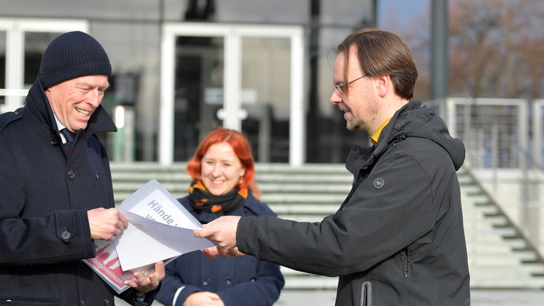 Sven Rössel vom Bündnis "Zittau gemeinsam" übergibt die Petition an Landtagspräsident Matthias Rößler. Die Grüne-Landtagsabgeordnete Franziska Schubert unterstützt die Aktion.