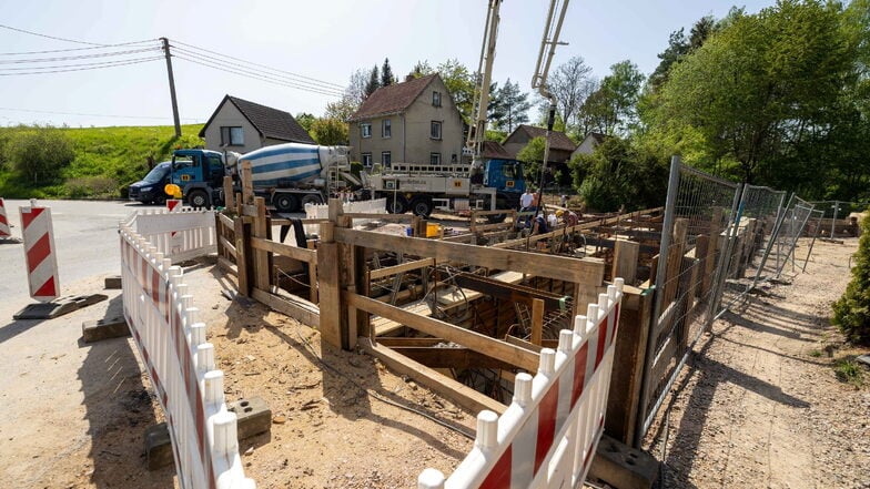 Während ein paar Hundert Meter auf dem Grabungsfeld noch nach jungsteinzeitlichen Funden gefahndet wird, lieferten Betonmischer das Material für den neuen Durchlass über das Jammerwasser in Mertitz. Das Foto entstand bereits vor einigen Wochen.