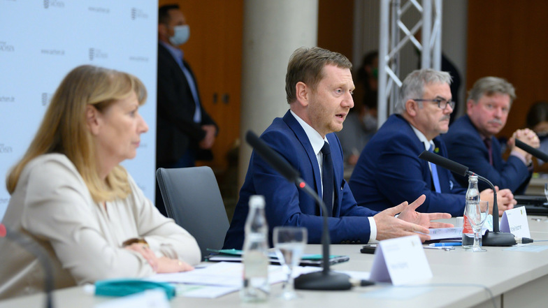 Sozialministerin Petra Köpping und Ministerpräsident Michael Kretschmer (v.l.) nach einem Treffen mit Landräten und Oberbürgermeistern.
