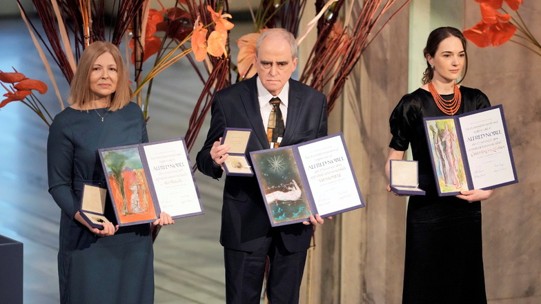 Oleksandra Matvitsuk, Jan Ratshinsky und Natalja Pintschuk nehmen im Osloer Rathaus den Friedensnobelpreis 2022 entgegen.